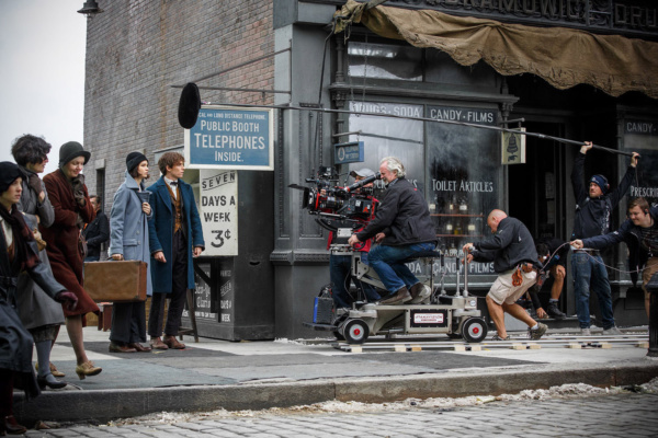 Eddie Redmayne and Katherine Waterston film a street scene — Harry ...