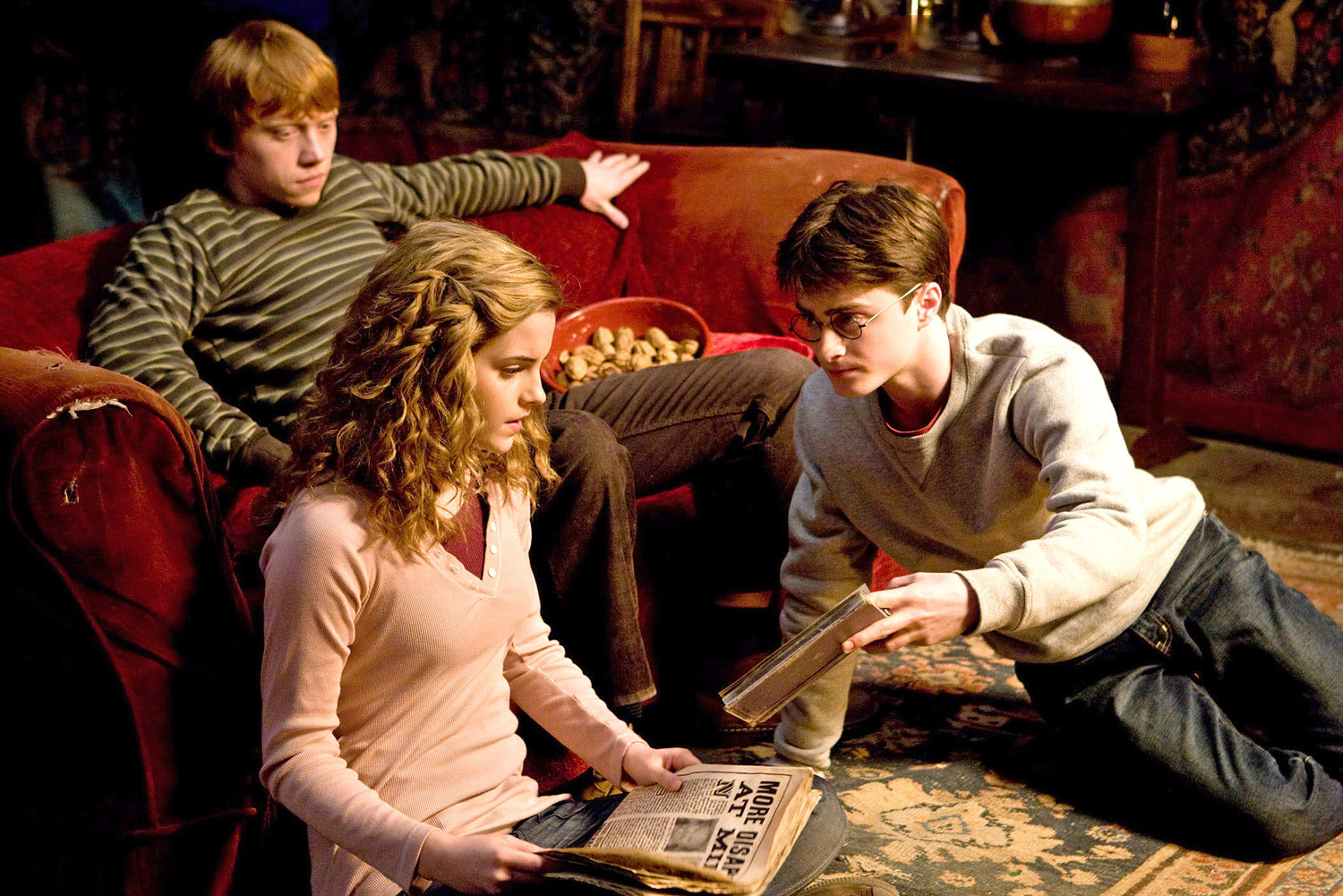 Ron Hermione And Harry In The Gryffindor Common Room — Harry Potter Fan Zone