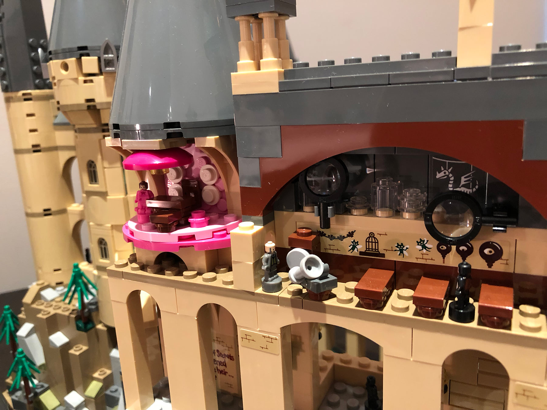 LEGO Hogwarts Castle (71043) Lockhart’s Dark Arts classroom