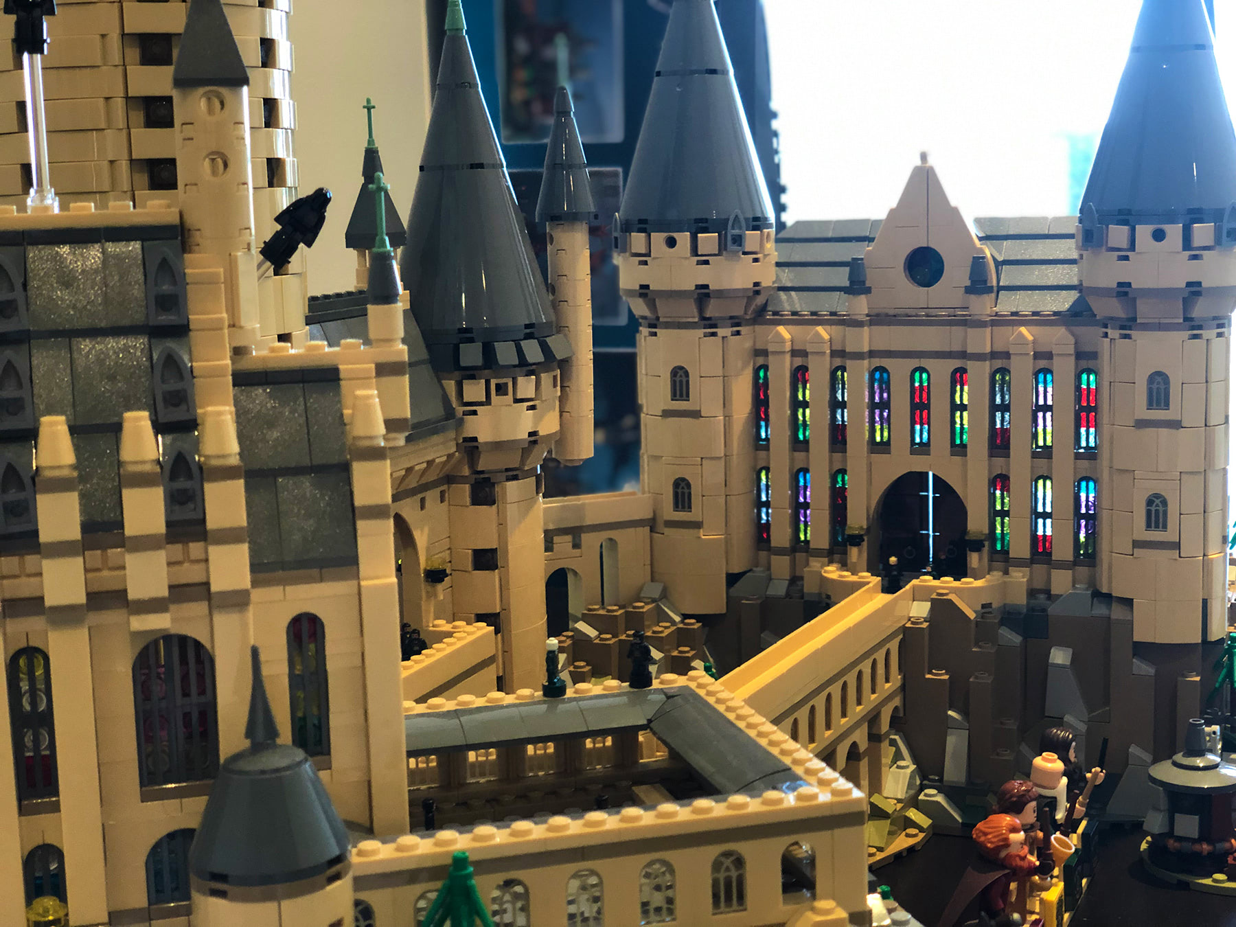 Hogwarts Castle (71043) stained glass windows