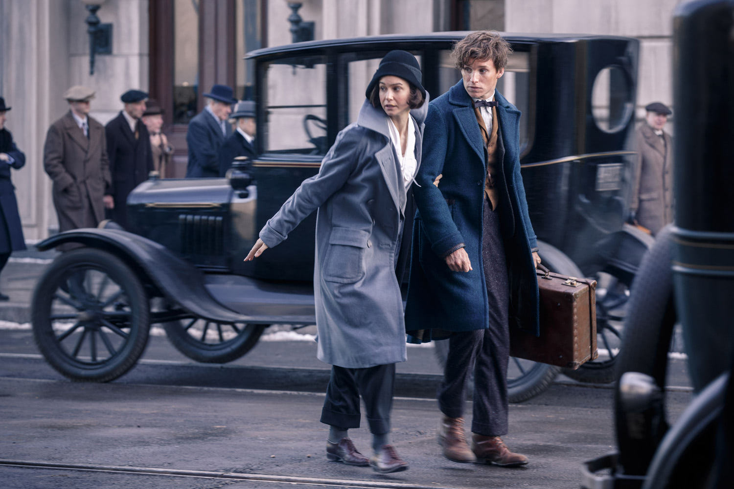 Newt and Tina on the streets of New York